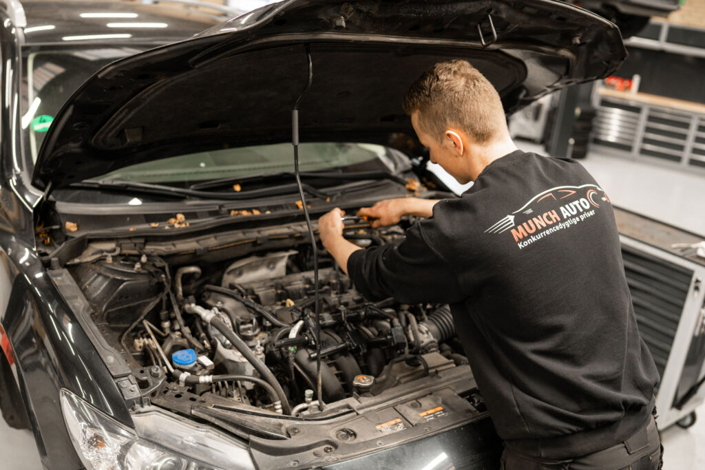 Mekaniker der arbejder under kølerhjelmen