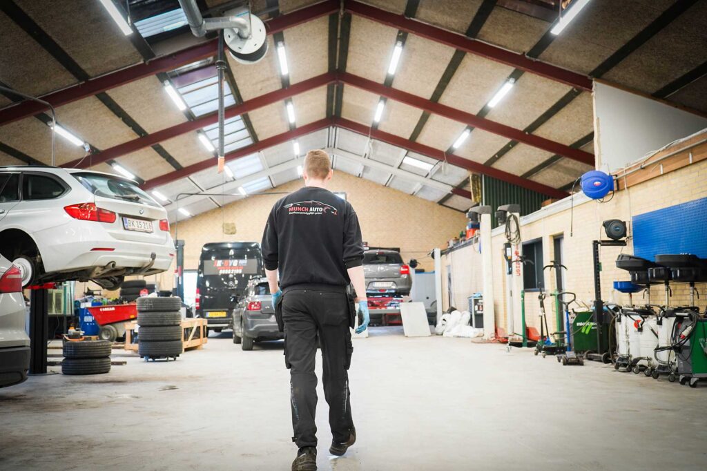 Mekaniker der skal til at fikse en bil